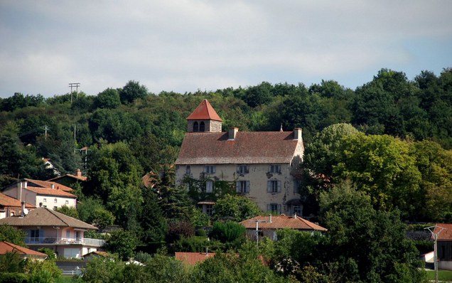 Vue de Chalain d’Uzore : le château et son clocher au milieu des maisons, sur le flanc boisé du mont d’Uzore